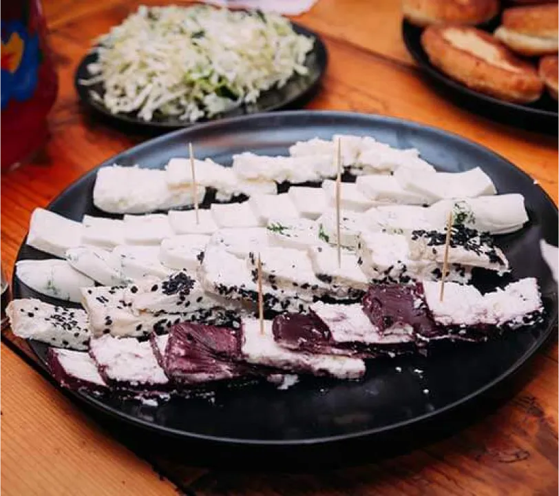 Тарілка з кусочками сиру на столі